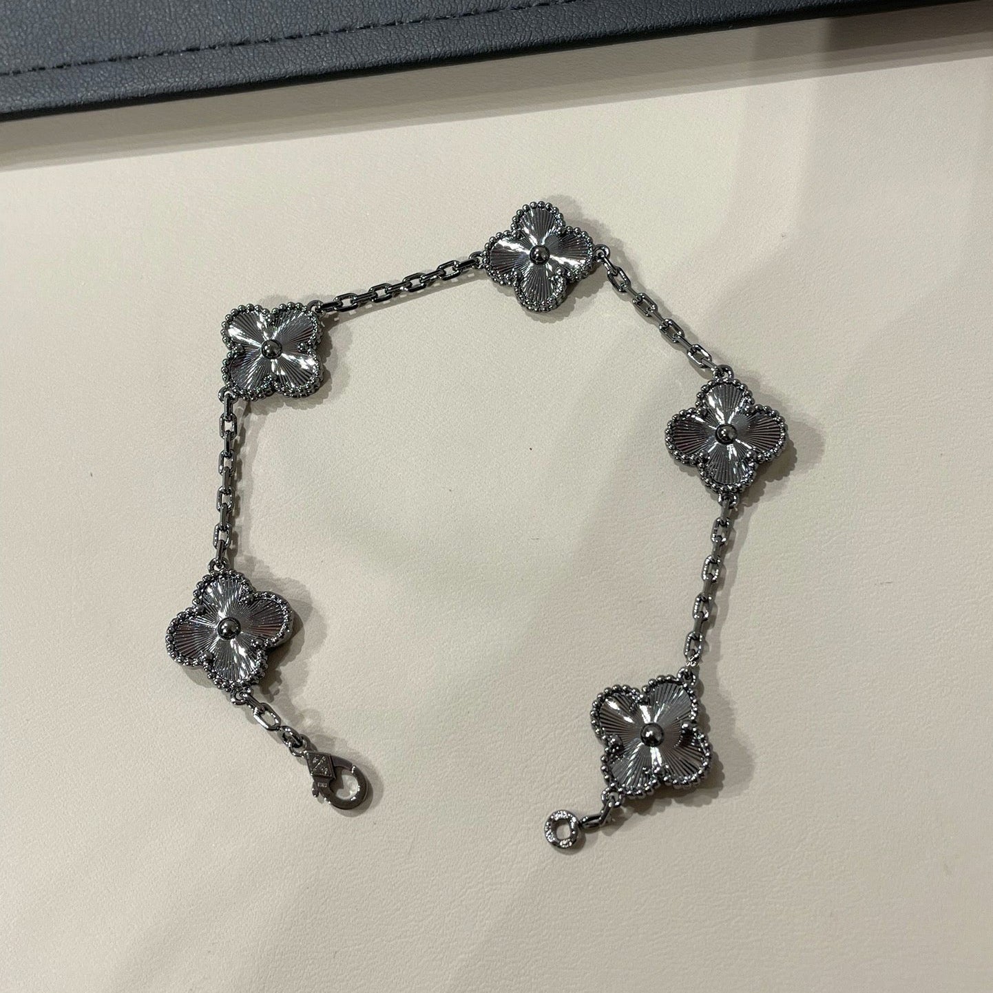 [Rosla]CLOVER 5 MOTIF BLACK BRACELET