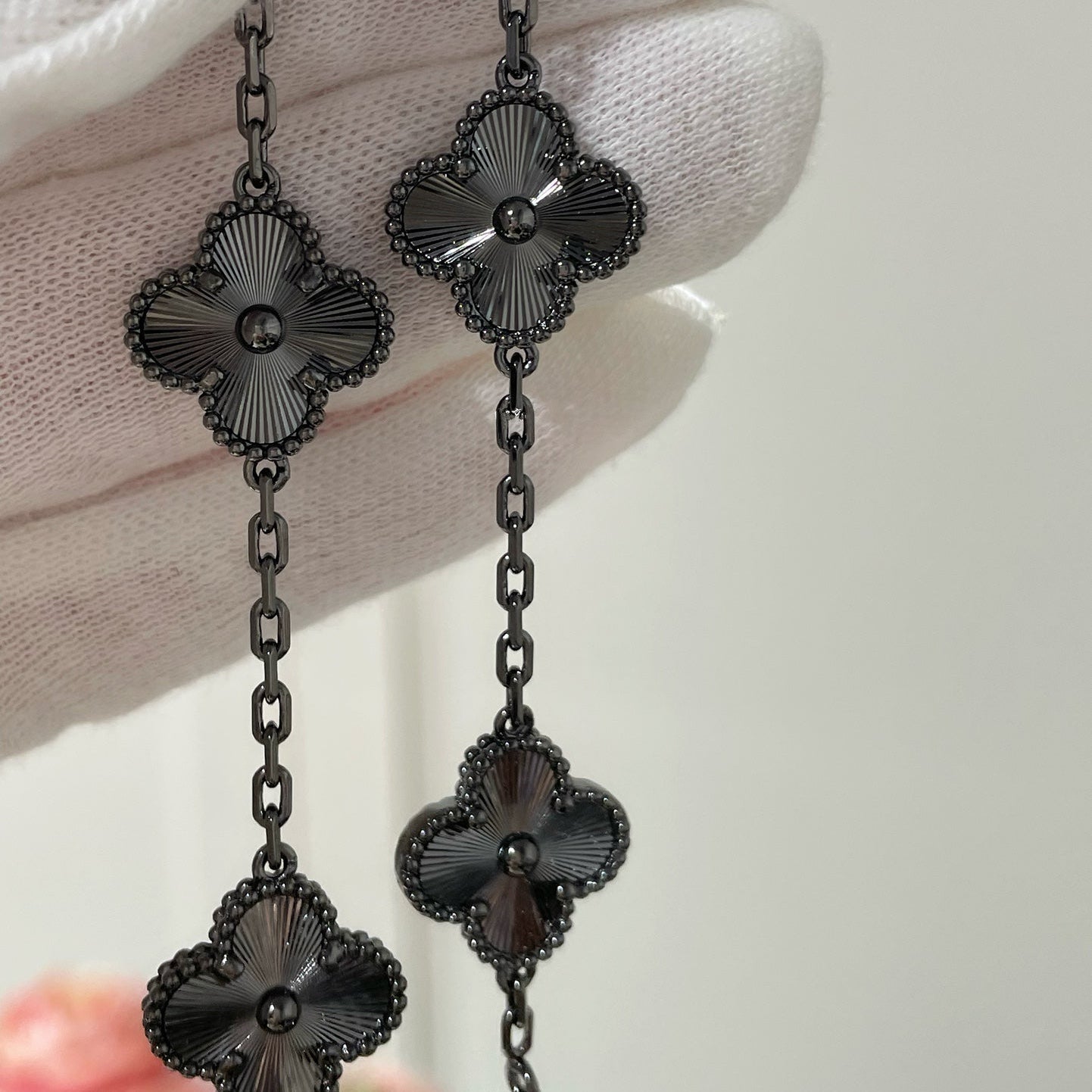 [Rosla]CLOVER 5 MOTIF BLACK BRACELET
