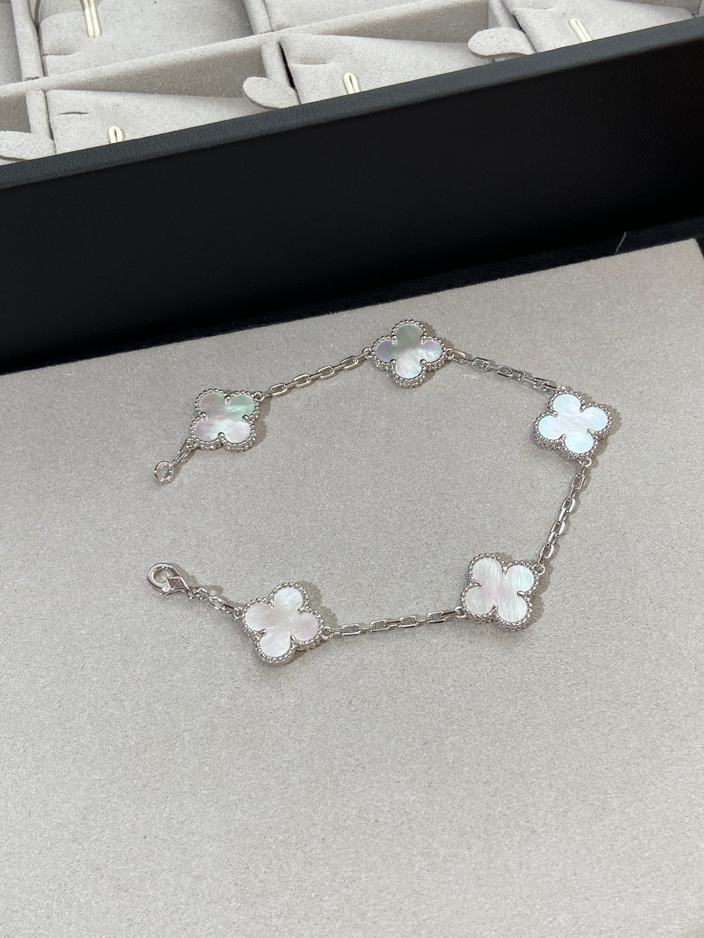 [Rosla]CLOVER WHITE PEARL MOP 5 MOTIF BRACELET COLLECTION