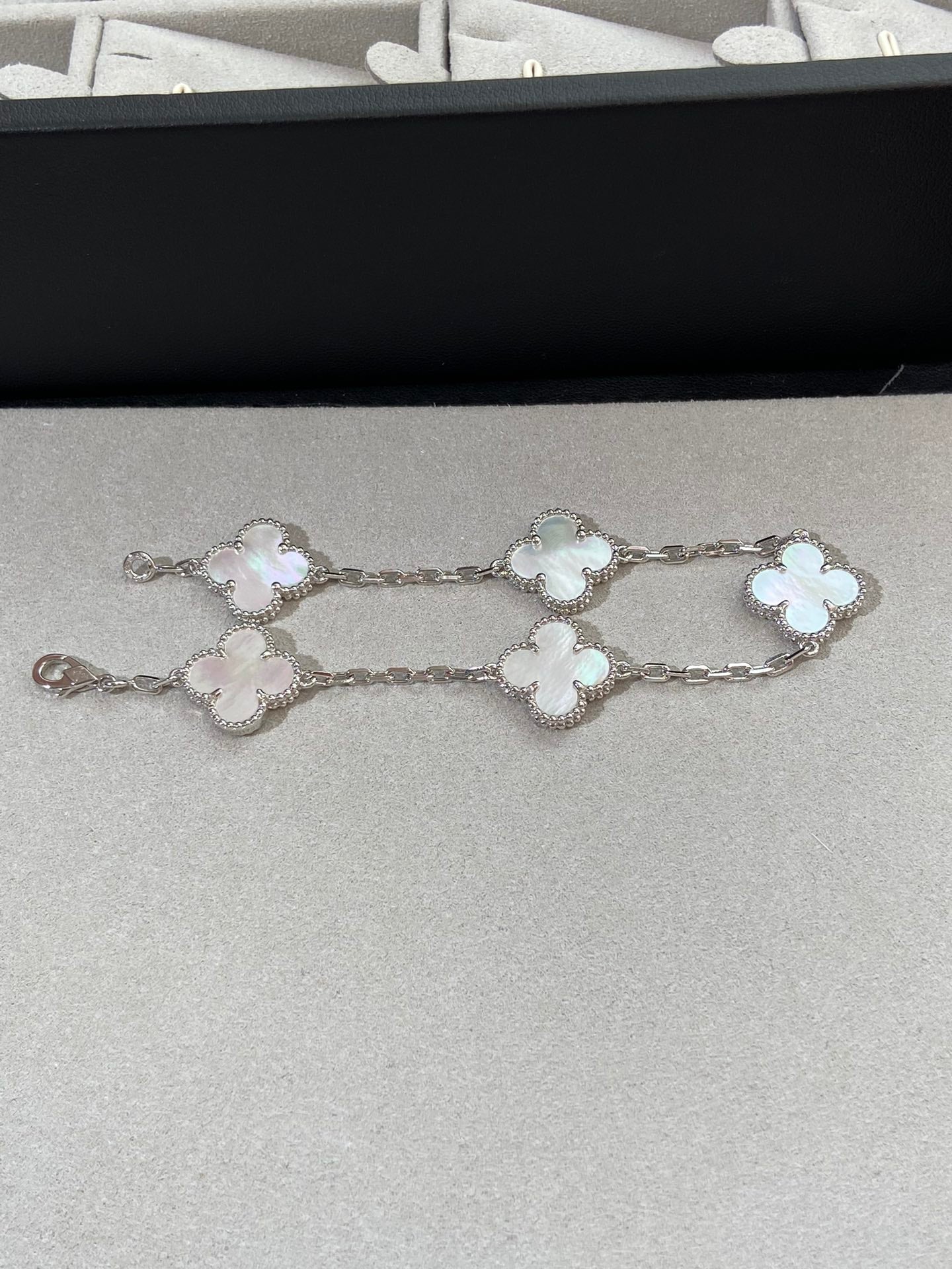 [Rosla]CLOVER WHITE PEARL MOP 5 MOTIF BRACELET COLLECTION