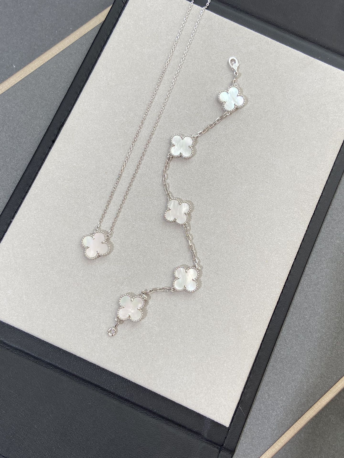 [Rosla]CLOVER WHITE PEARL MOP 5 MOTIF BRACELET COLLECTION