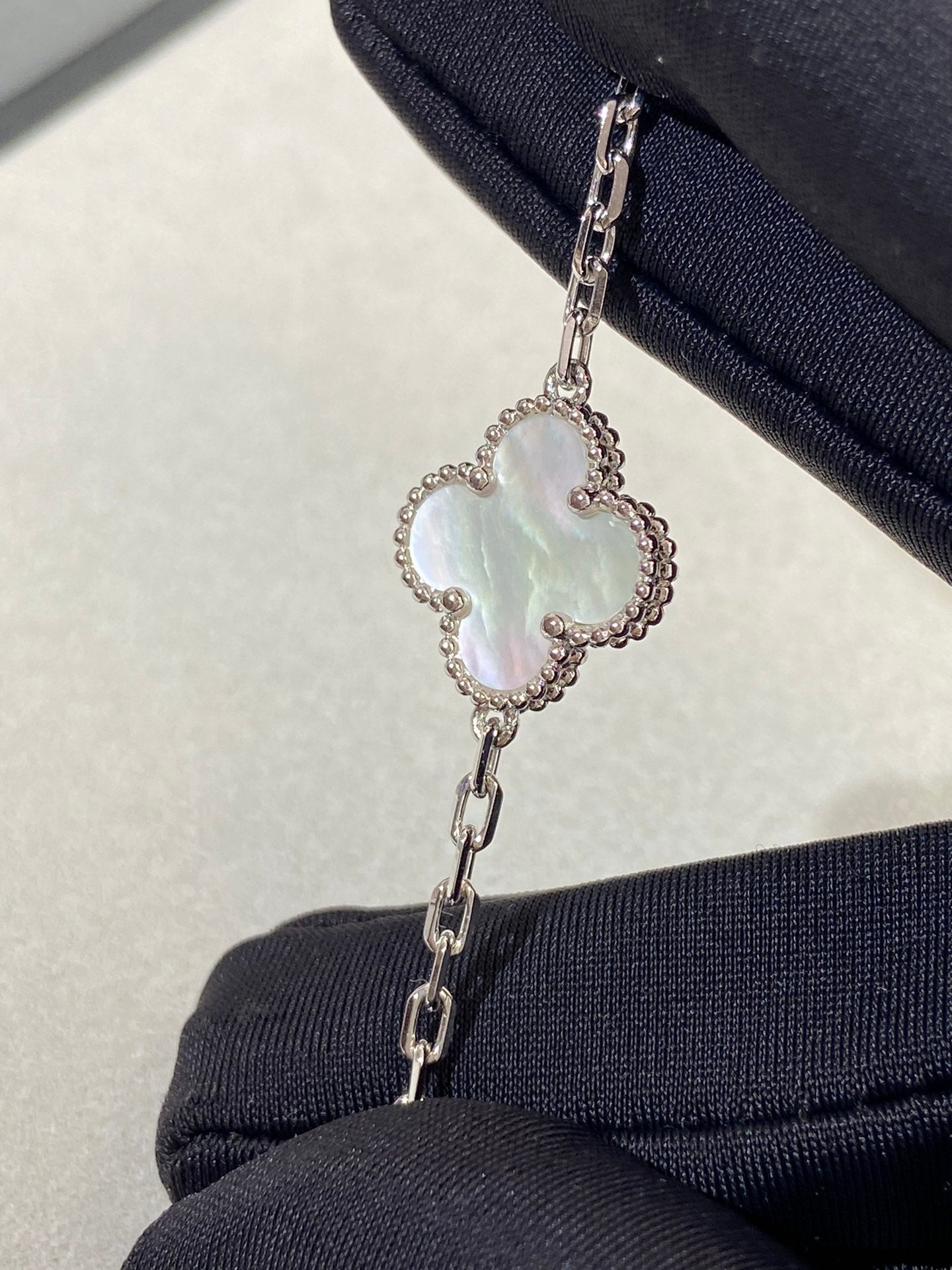 [Rosla]CLOVER WHITE PEARL MOP 5 MOTIF BRACELET COLLECTION