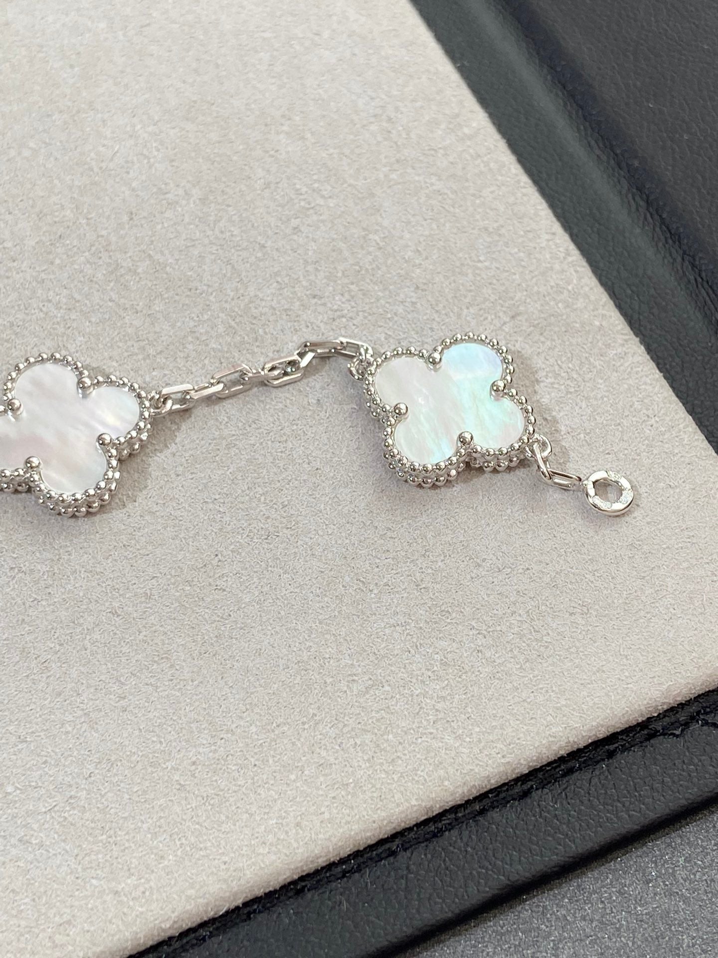 [Rosla]CLOVER WHITE PEARL MOP 5 MOTIF BRACELET COLLECTION