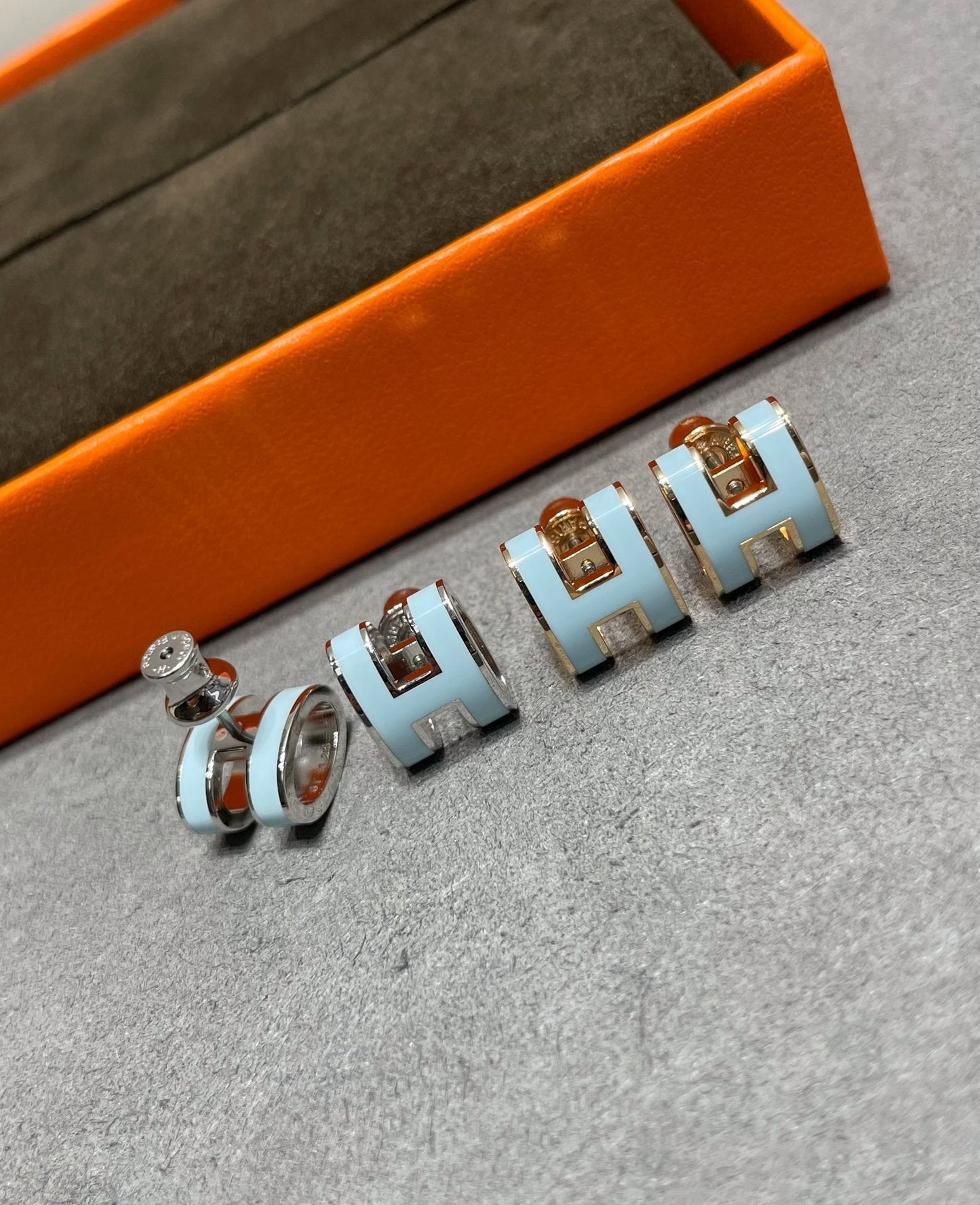 [Rosla]POP H SKY BLUE STUD EARRINGS