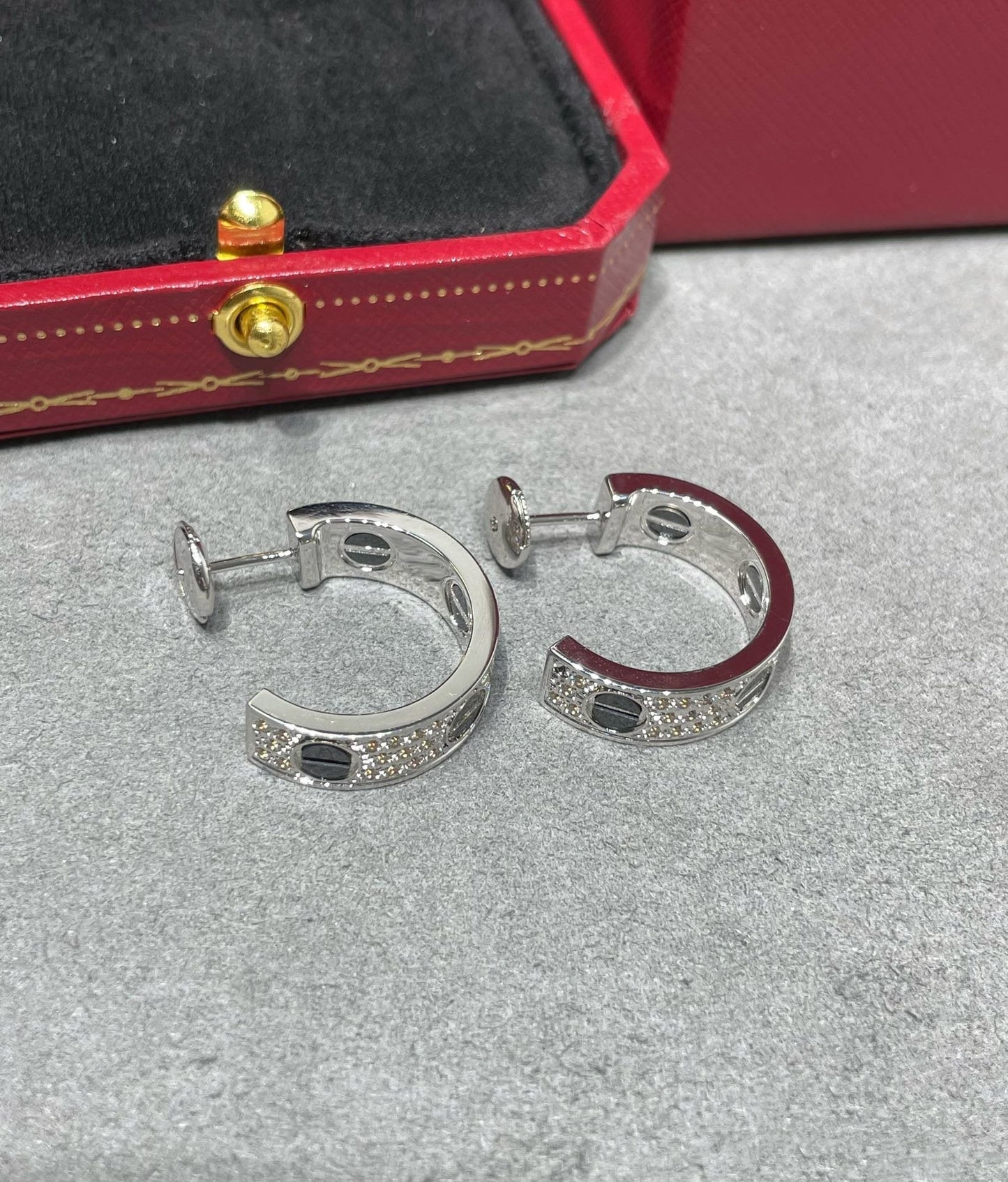 [Rosla]LOVE CERAMIC DIAMOND PAVED SILVER EARRINGS