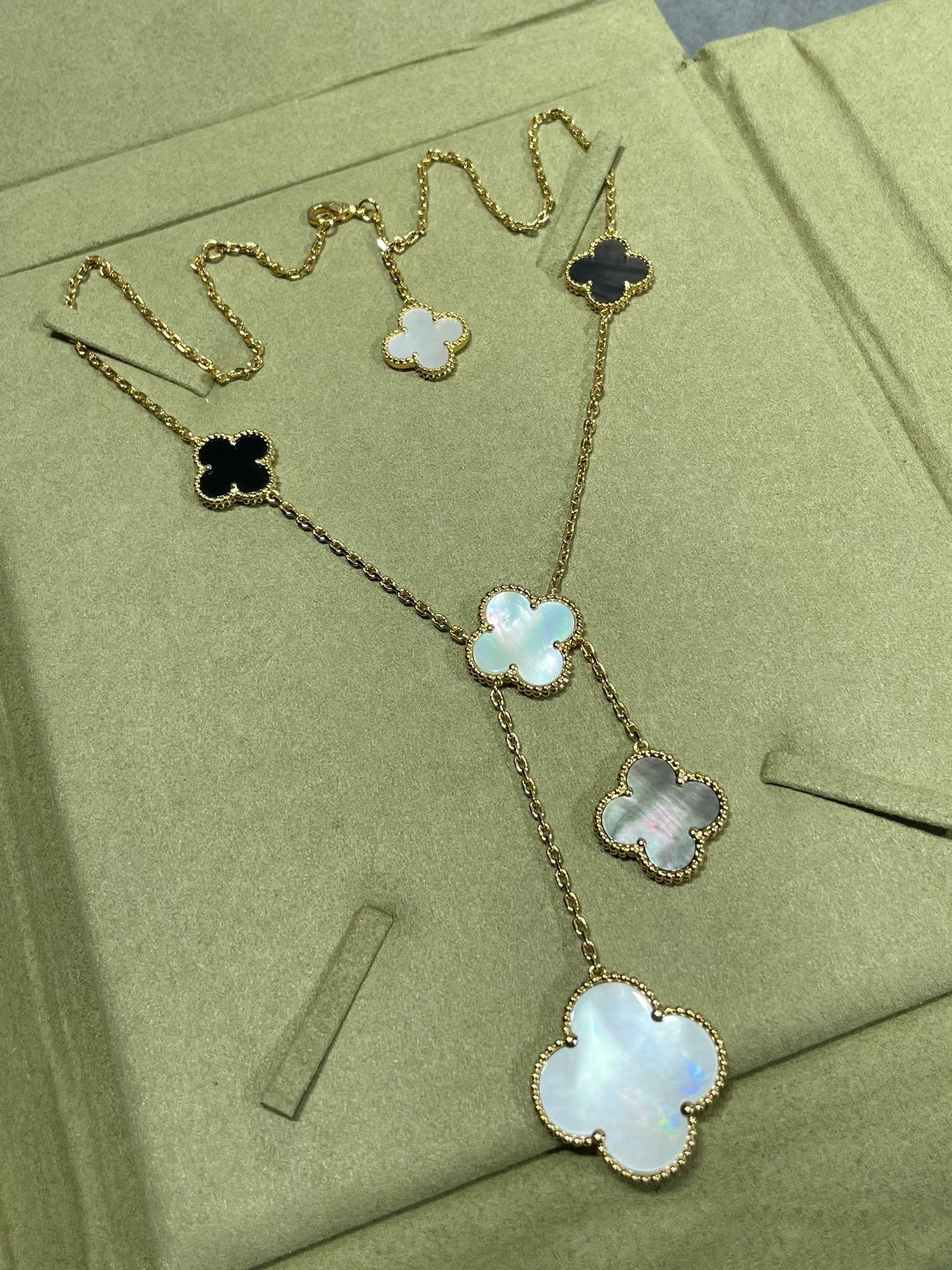 [Rosla]CLOVER 6 MOTIF MOP ONYX GOLD NECKLACE