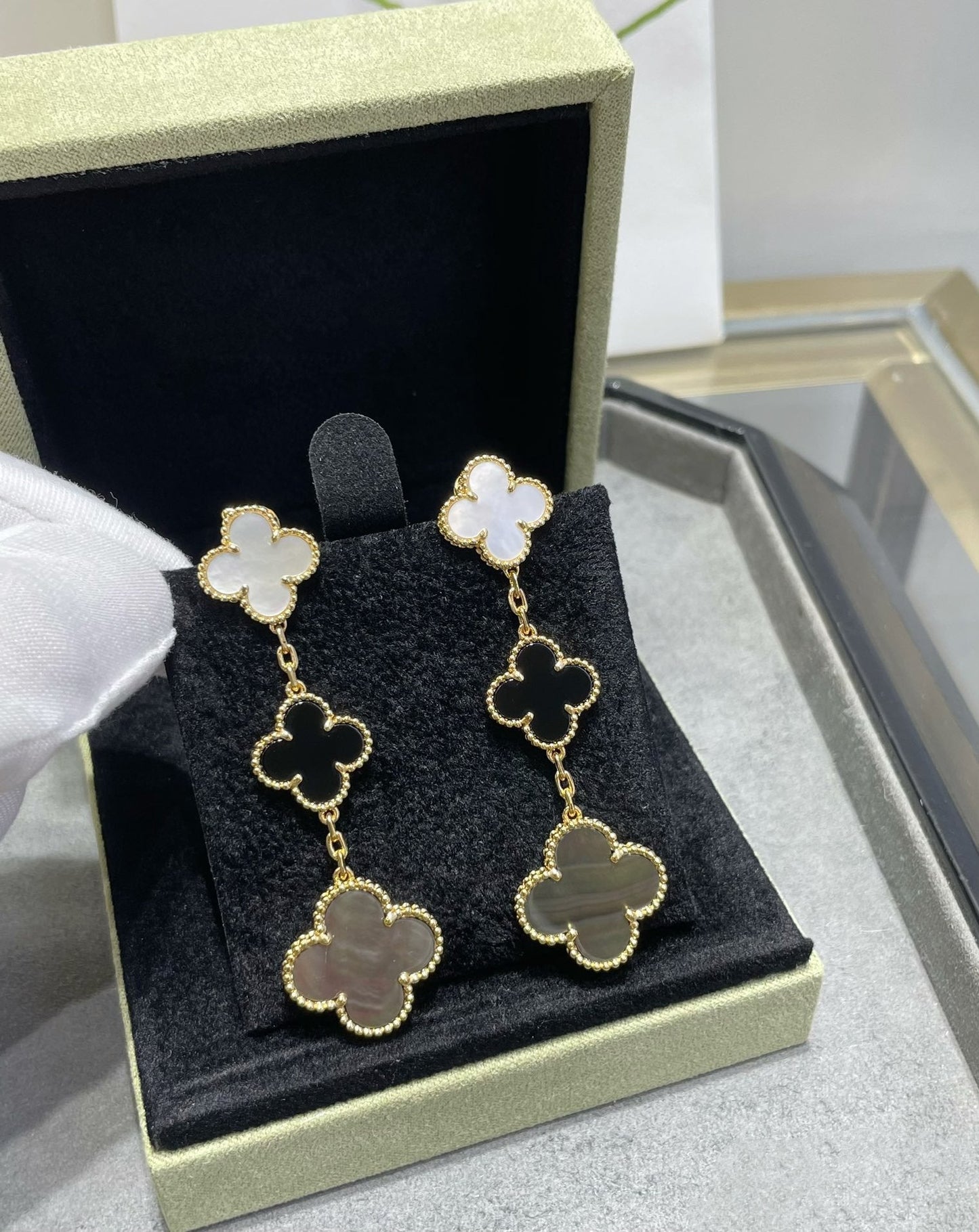 [Rosla]CLOVER 3 MOTIF MOP ONYX DARK MOP PINK GOLD EARRINGS