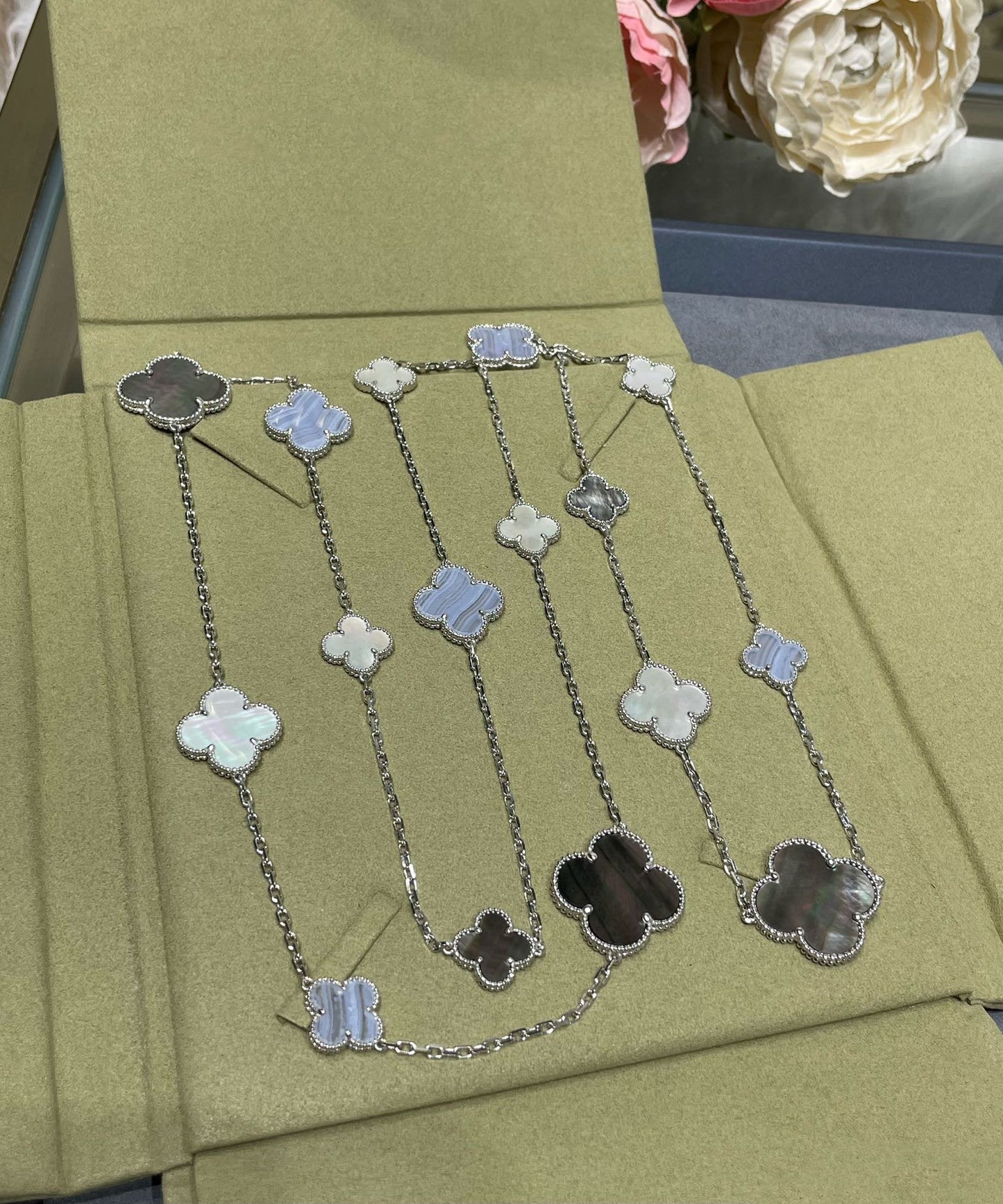 [Rosla]CLOVER 16 MOTIF CHALCEDONY MOP SILVER NECKLACE