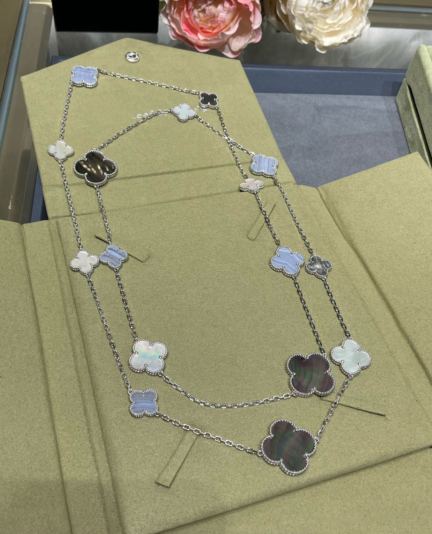 [Rosla]CLOVER 16 MOTIF CHALCEDONY MOP SILVER NECKLACE