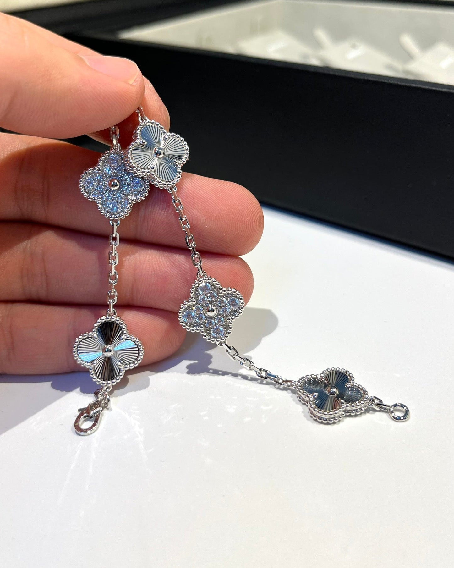 [Rosla] CLOVER 5 MOTIF LASER BRACELET COLLECTION