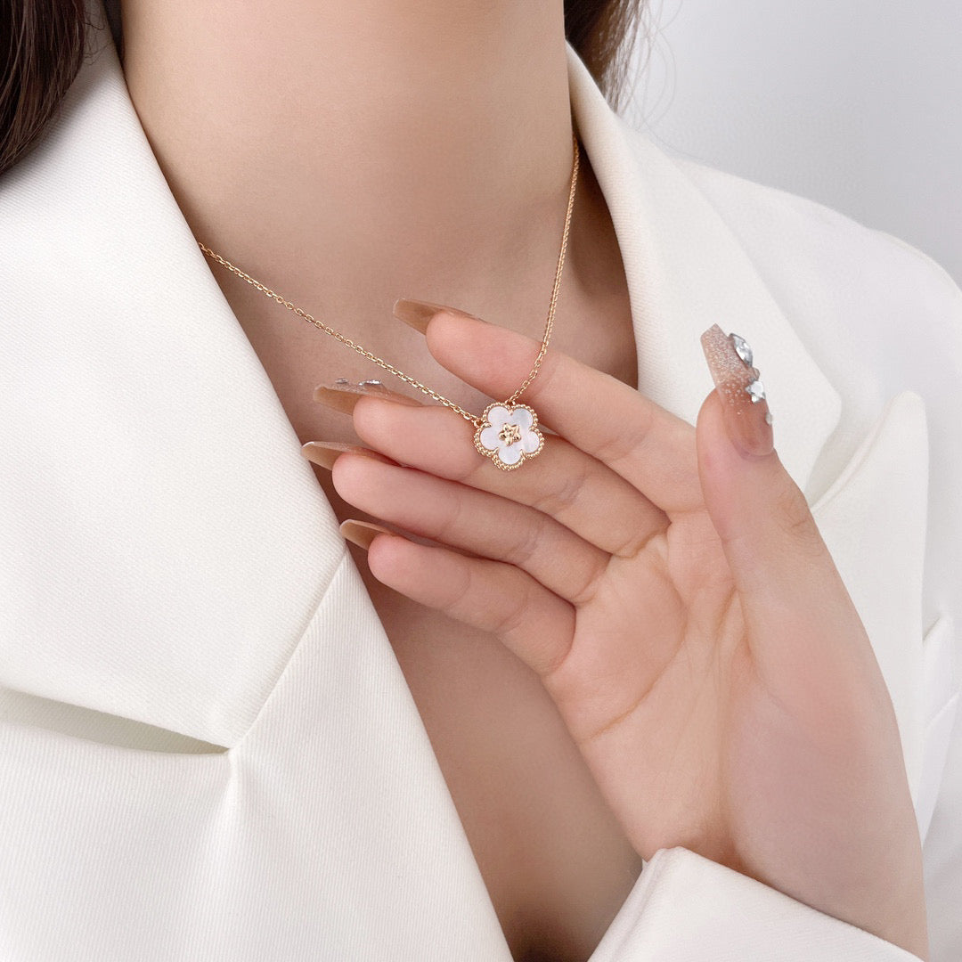[Rosla]LUCKY  WHITE MOP  PLUM BLOSSOM NECKLACE