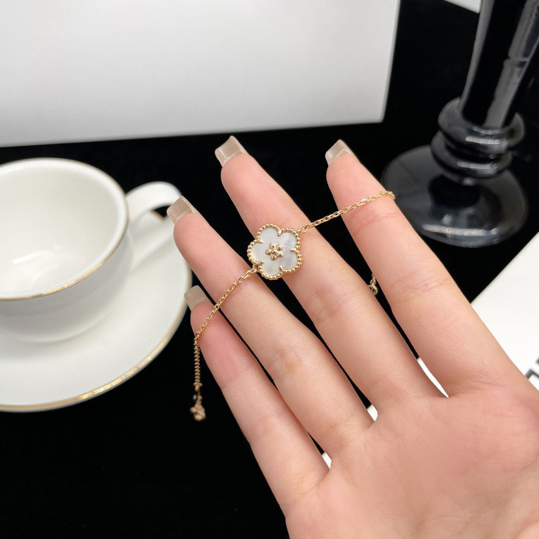 [Rosla]LUCKY  WHITE MOP  PLUM BLOSSOM NECKLACE