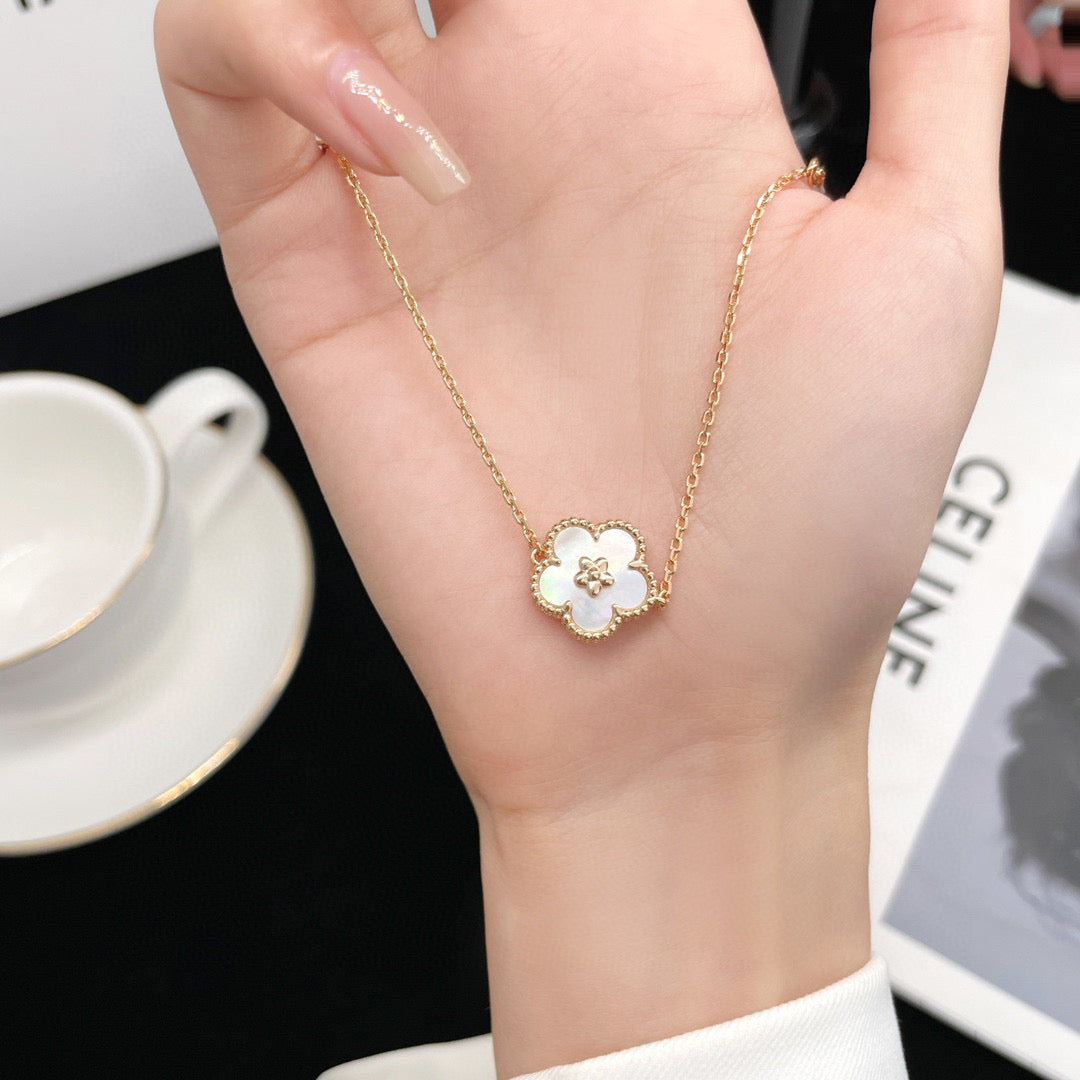 [Rosla]LUCKY  WHITE MOP  PLUM BLOSSOM NECKLACE