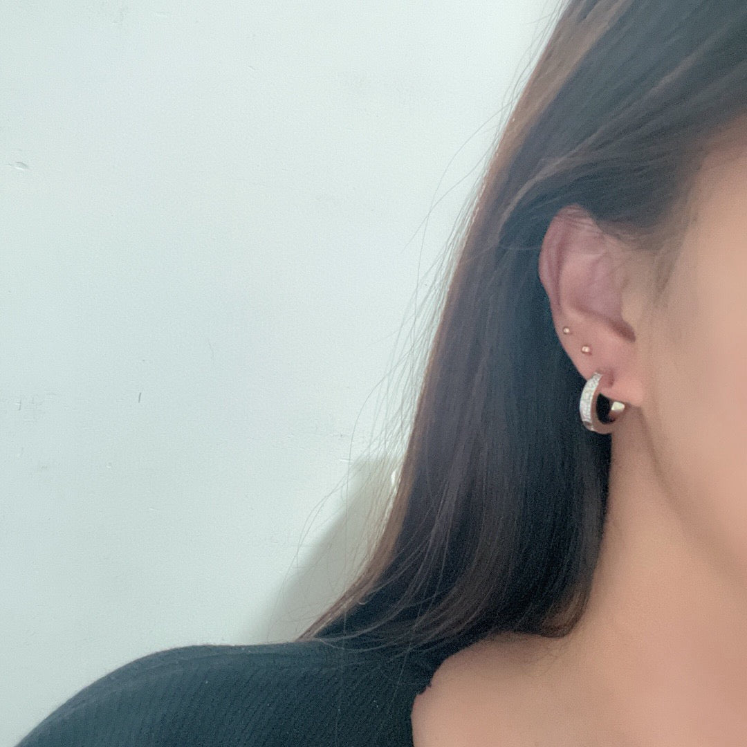 [Rosla]LOVE 5.5MM DIAMOND PAVED EARRINGS