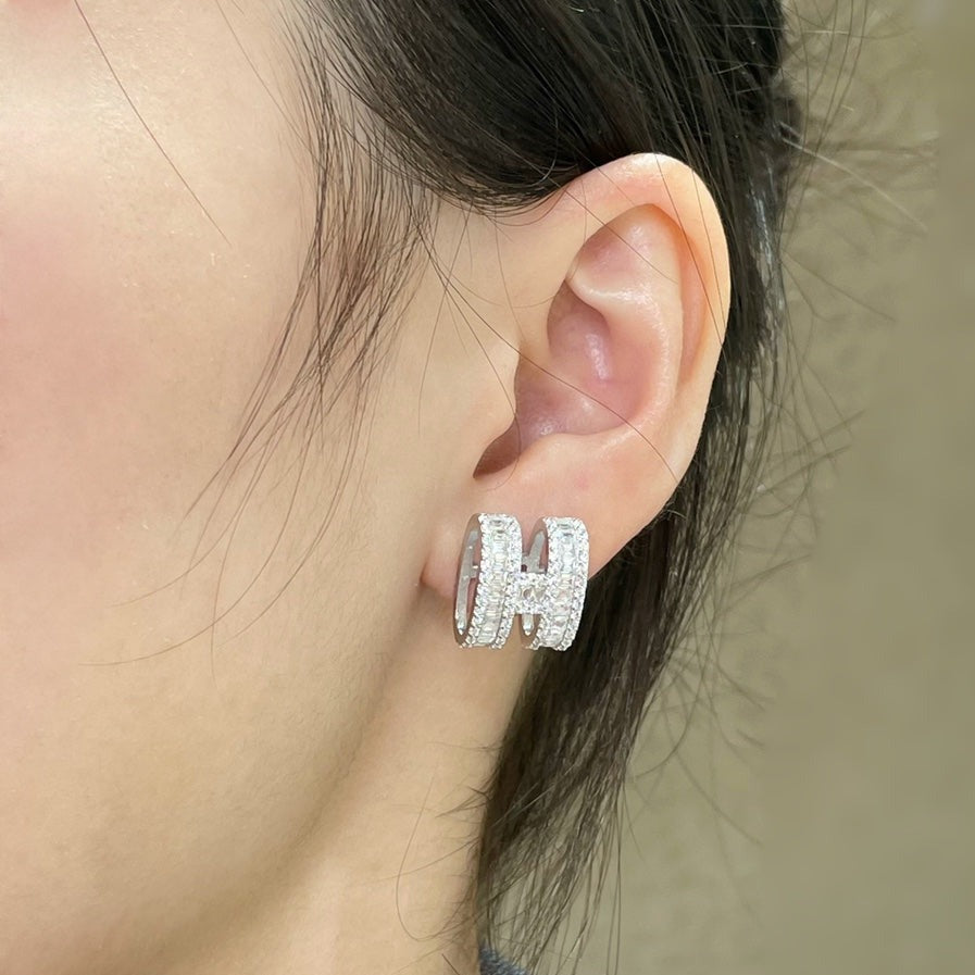 [Rosla]H STUD EARRINGS WITH SILVER DIAMONDS