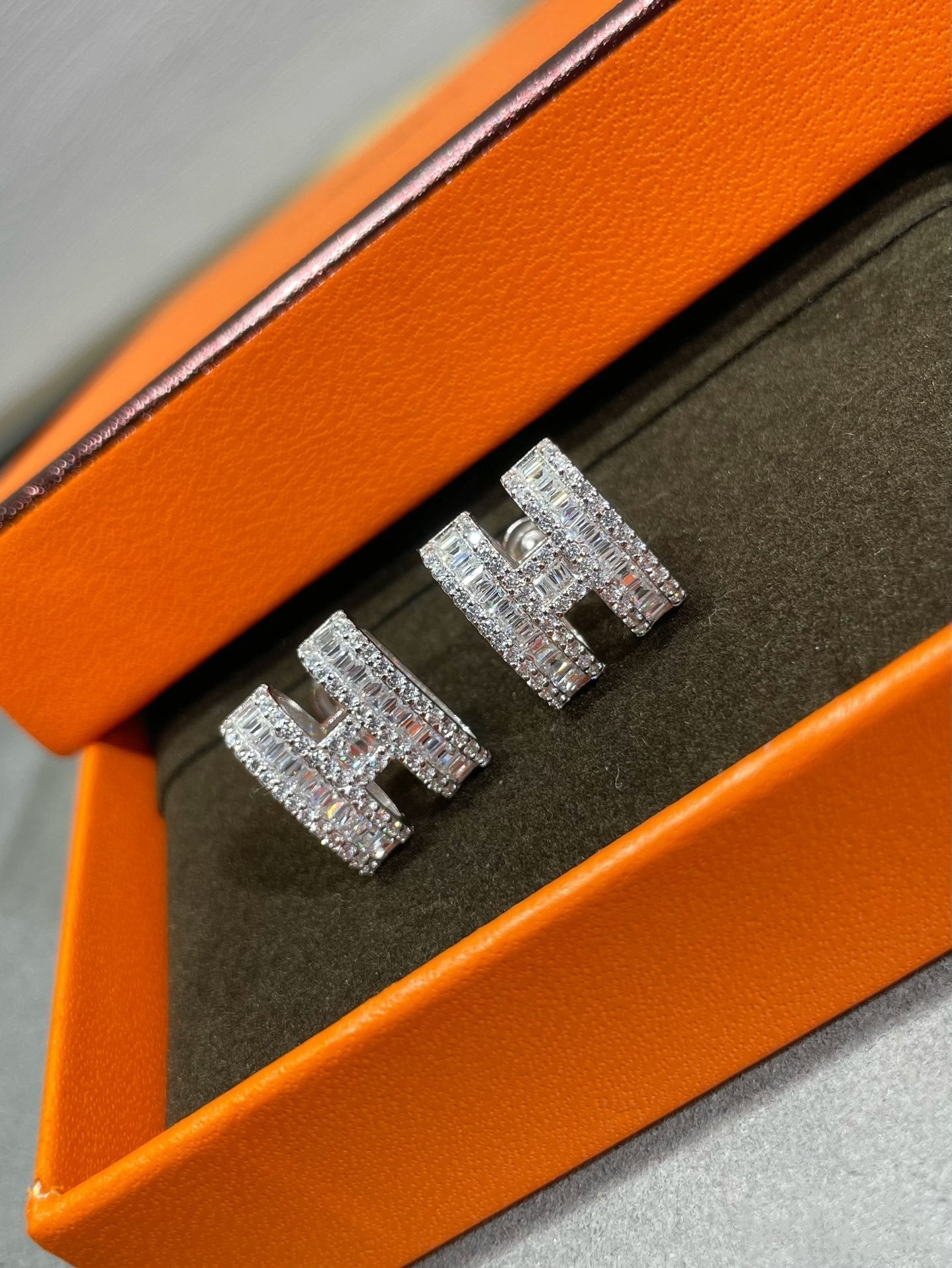 [Rosla]H STUD EARRINGS WITH SILVER DIAMONDS